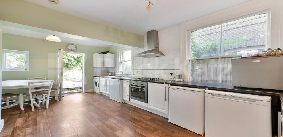 			LET , 5 Bedroom, 2 bath, 1 reception House			 Searles Road, Borough